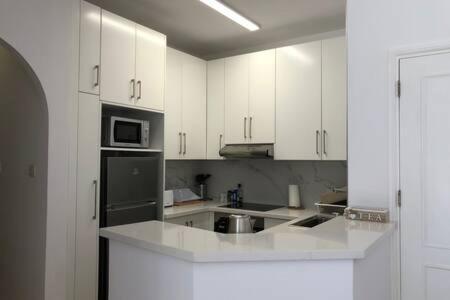 Kings Palace - Superb 2 Bed Ground Floor Apartment Paphos Exterior photo