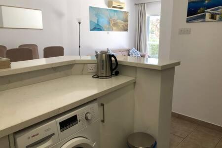 Kings Palace - Superb 2 Bed Ground Floor Apartment Paphos Exterior photo