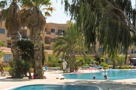 Kings Palace - Superb 2 Bed Ground Floor Apartment Paphos Exterior photo